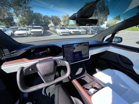 Used 2024 Tesla Model X image 8