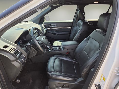 Used 2019 Ford Explorer Limited w/ Ford Safe & Smart Package FWD image 10