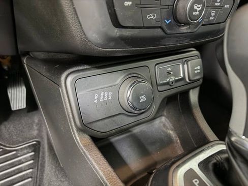 Used 2018 Jeep Renegade Altitude AWD/4WD image 15