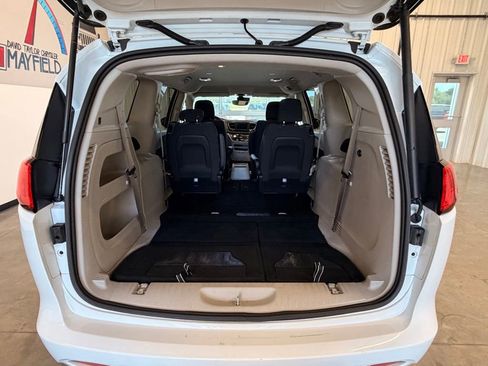Used 2023 Chrysler Voyager LX FWD image 8