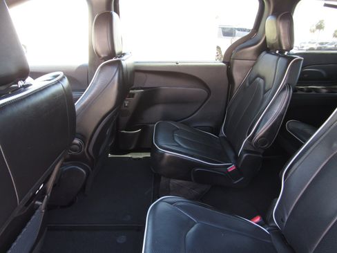 Used 2025 Chrysler Pacifica Limited FWD image 15