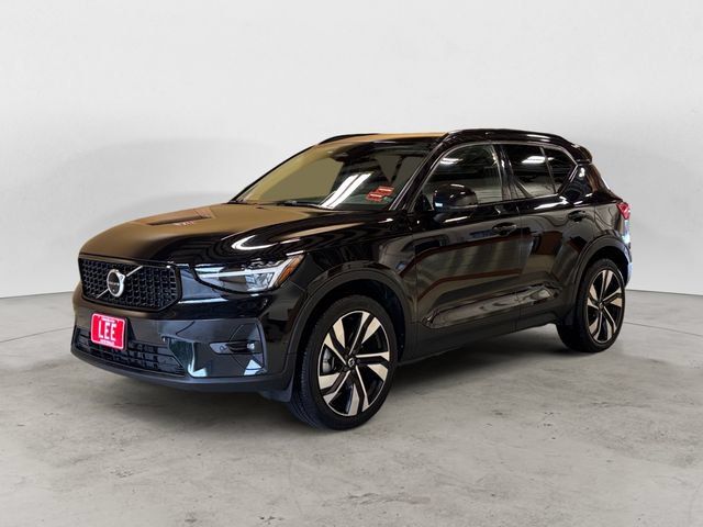 Used 2023 Volvo XC40 B5 Plus w/ Driver Assist Package AWD/4WD image 1