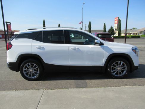 Used 2023 GMC Terrain SLT image 5