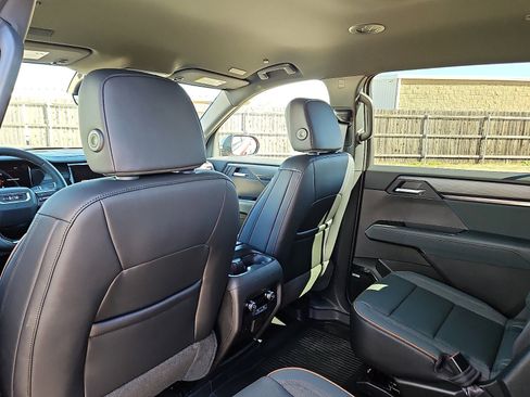 New 2026 GMC Acadia AT4 w/ LPO, Floor Liner Package AWD/4WD image 9