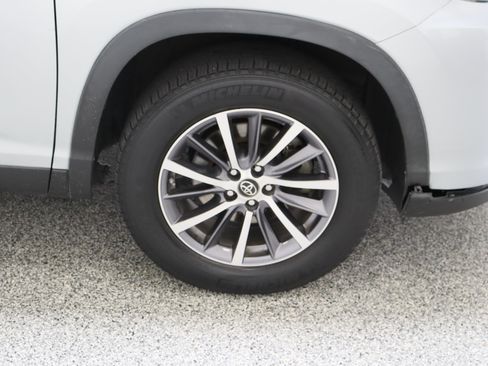 Used 2019 Toyota Highlander XLE FWD image 5
