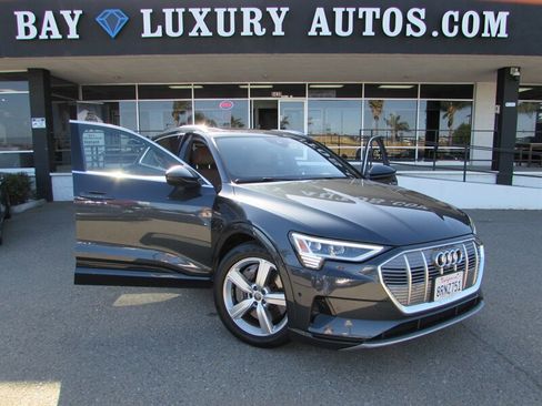 Used 2019 Audi e-tron Prestige w/ Prestige Package AWD/4WD image 37