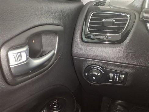 Used 2018 Jeep Compass Latitude image 26