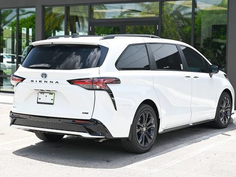 Used 2025 Toyota Sienna XSE FWD image 5