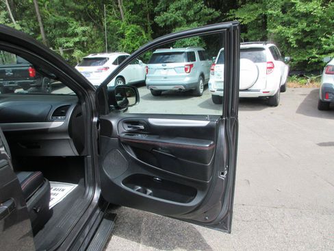 Used 2018 Dodge Grand Caravan GT FWD image 17