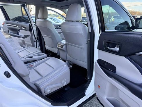 Used 2014 Toyota Highlander Limited w/ Driver Technology Package image 20