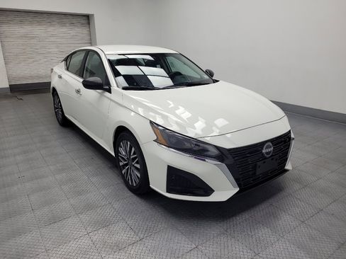 Used 2025 Nissan Altima 2.5 SV FWD image 13