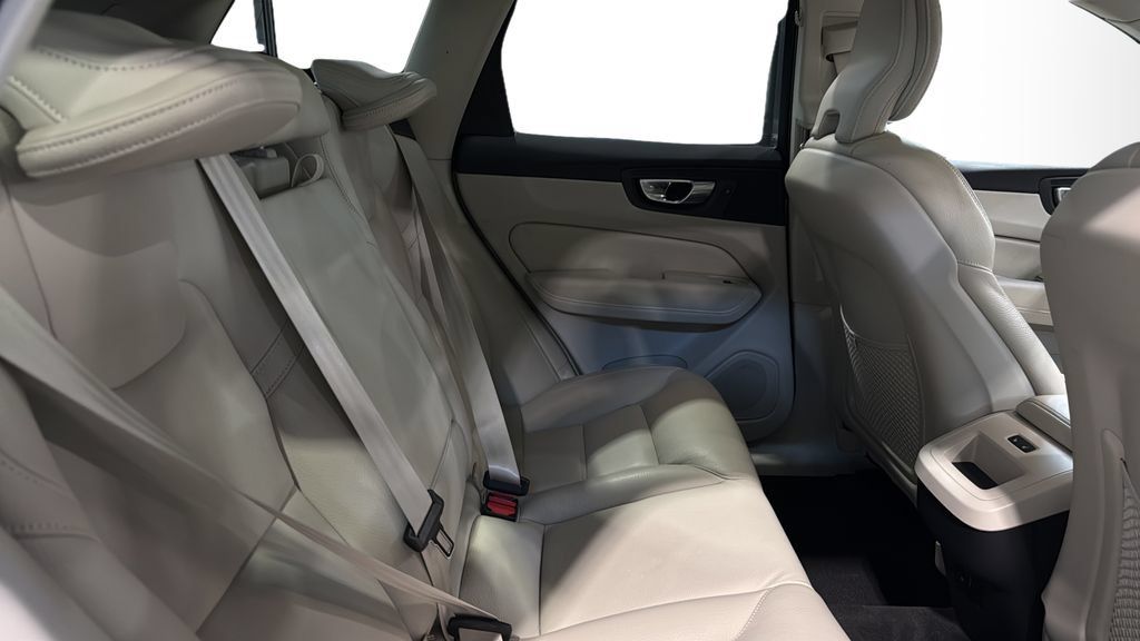 Used 2023 Volvo XC60 B5 Core AWD/4WD image 15