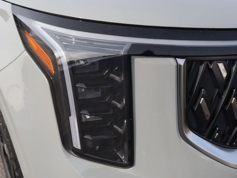 Used 2025 Kia Carnival EX image 12