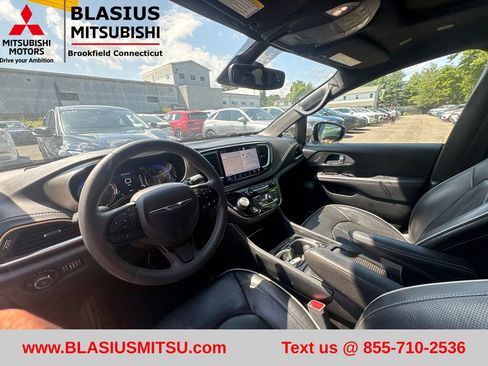 Used 2023 Chrysler Pacifica Limited w/ S Appearance Package FWD image 18