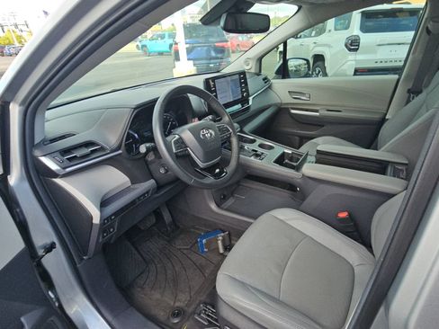 Certified 2023 Toyota Sienna Limited FWD image 23