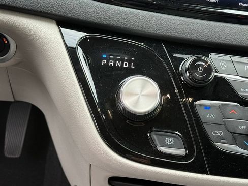 Used 2024 Chrysler Pacifica Touring-L FWD image 19