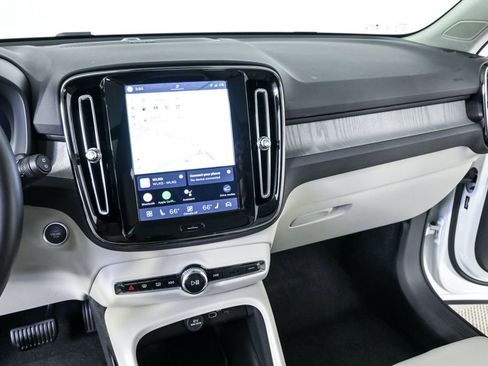 Certified 2024 Volvo XC40 B5 Ultimate w/ Protection Package AWD/4WD image 15