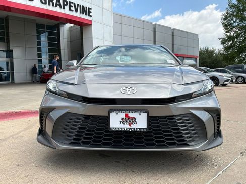 Used 2025 Toyota Camry SE FWD image 3