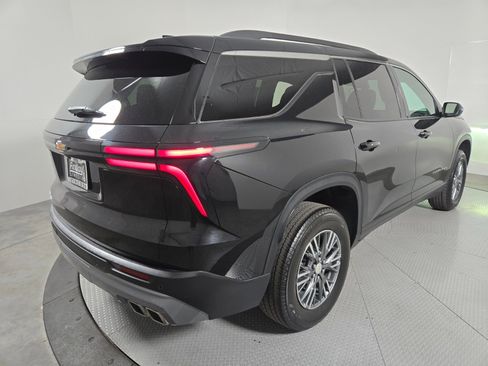 Used 2025 Chevrolet Traverse LT FWD image 4