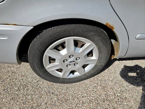 Used 2006 Ford Taurus SE FWD image 18