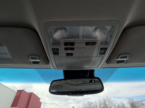 Used 2018 Toyota Avalon Limited image 19