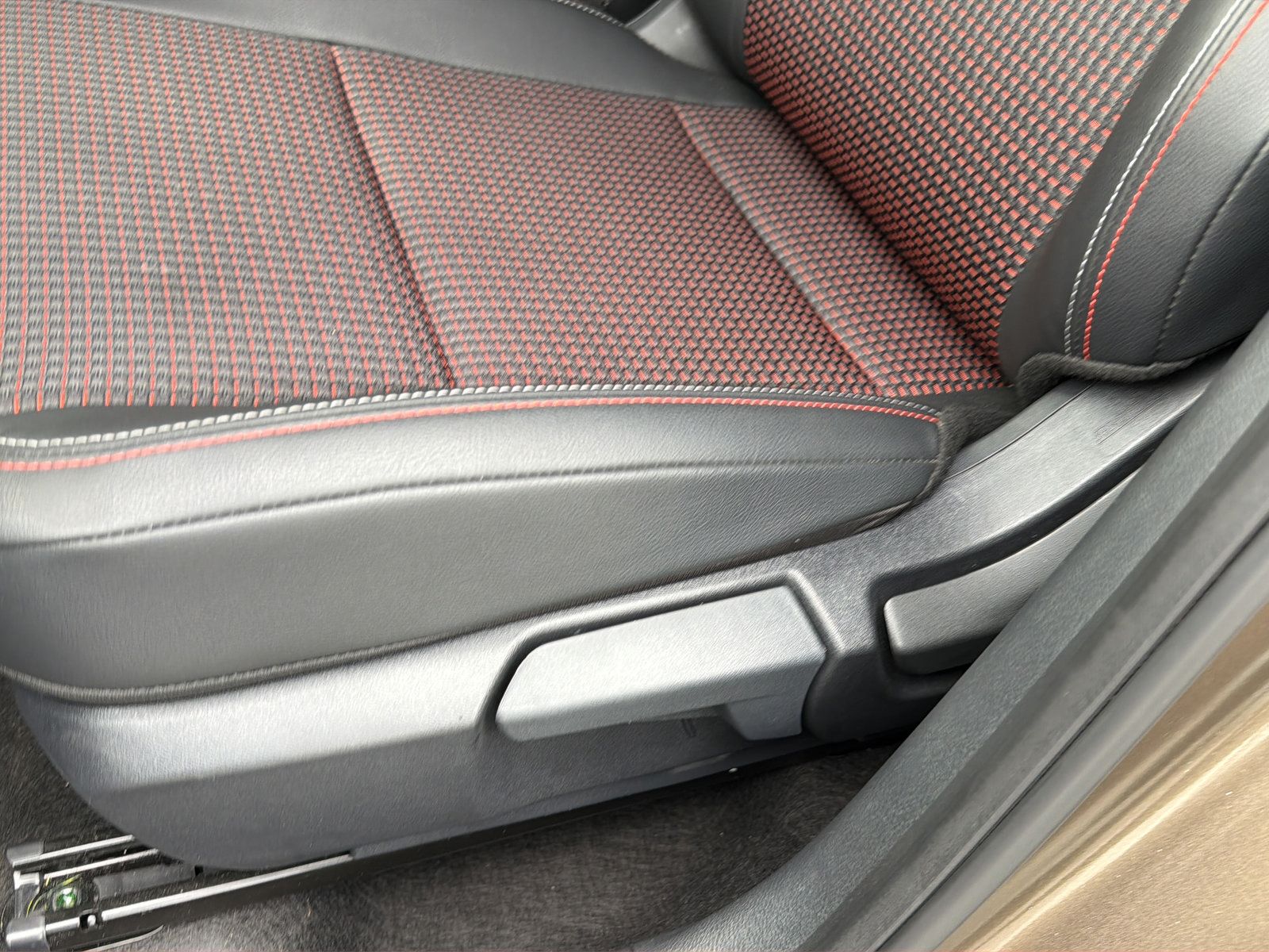 Certified 2025 Nissan Kicks SR FWD image 30