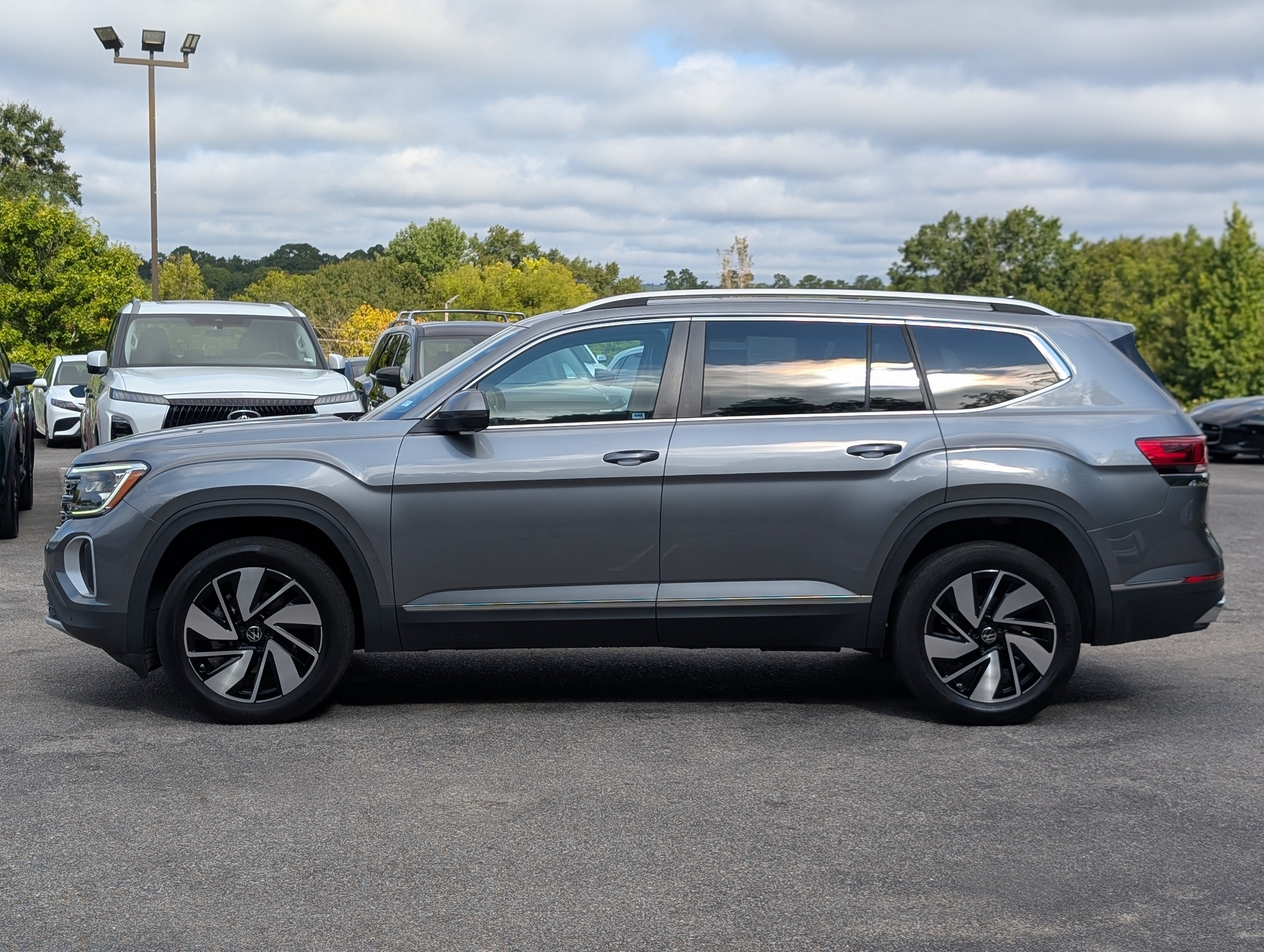 Used 2024 Volkswagen Atlas SEL AWD/4WD image 6