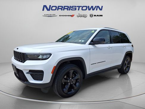 Certified 2023 Jeep Grand Cherokee Altitude AWD/4WD image 3