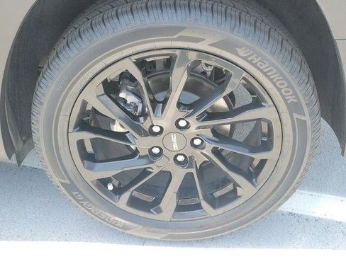 Used 2023 GMC Terrain SLT w/ Tech Package FWD image 9