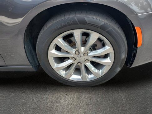 Used 2018 Chrysler 300 Touring L AWD/4WD image 28