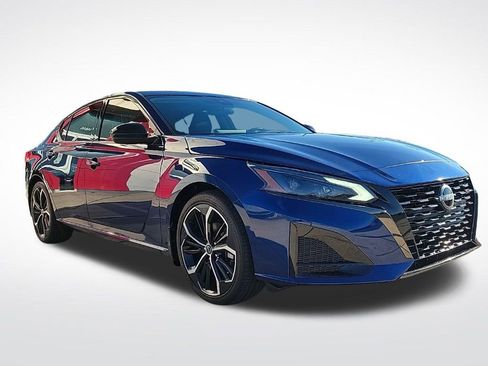 Used 2023 Nissan Altima 2.5 SR w/ SR Premium Package image 7