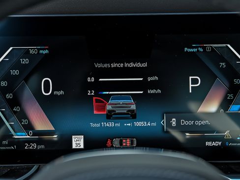 Used 2025 BMW 750e xDrive w/ Premium Package AWD/4WD image 30