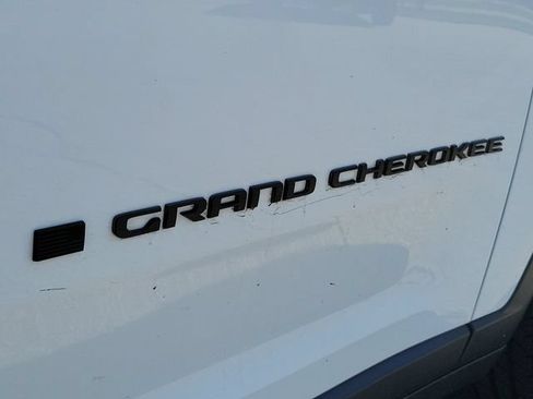 Used 2023 Jeep Grand Cherokee Altitude RWD image 7
