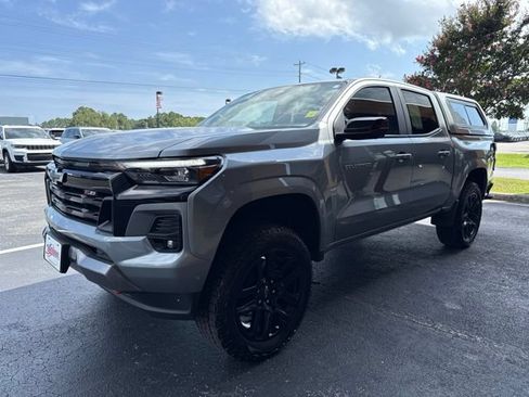 Used 2025 Chevrolet Colorado Z71 w/ Technology Package AWD/4WD image 4