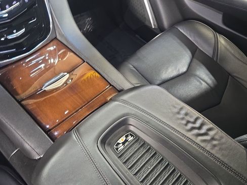 Used 2018 Cadillac Escalade ESV Premium Luxury AWD/4WD image 29