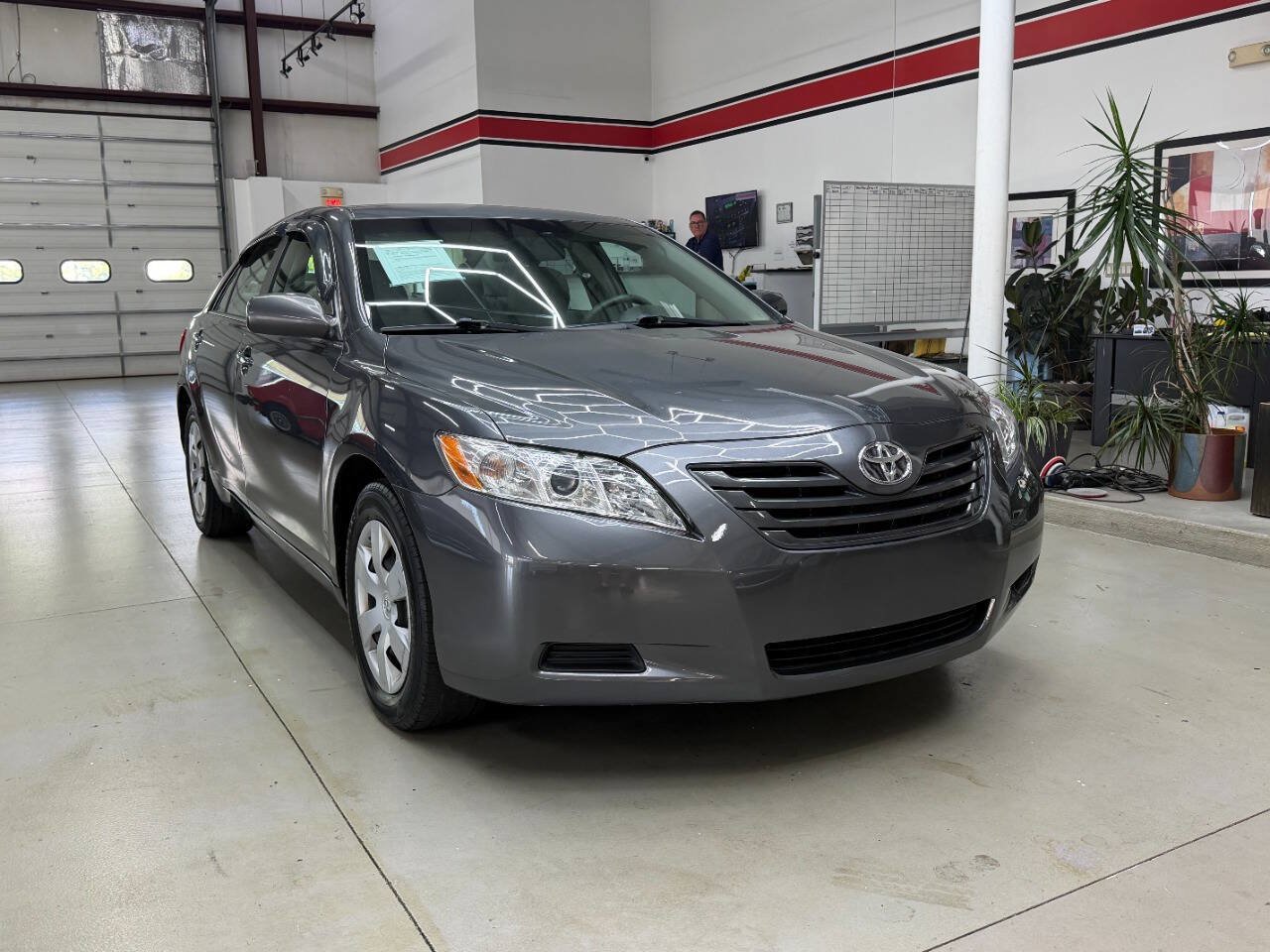 Used 2009 Toyota Camry LE FWD image 1