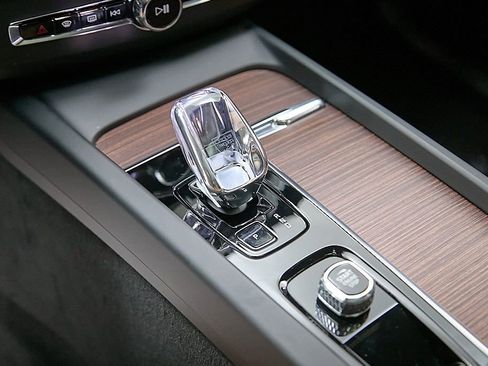 Certified 2025 Volvo XC60 B5 Ultra image 16