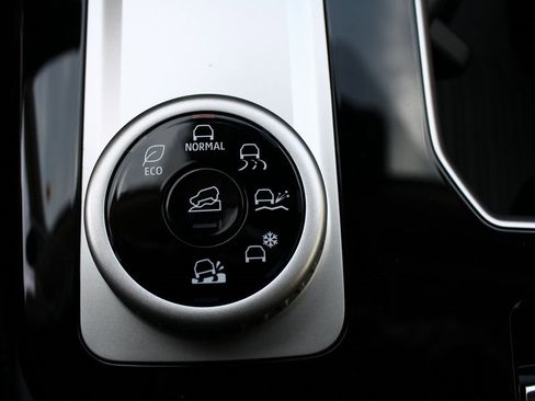 New 2025 Mitsubishi Outlander SE image 28