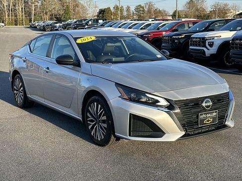 Used 2024 Nissan Altima 2.5 SV AWD/4WD image 3