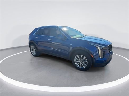 Used 2023 Cadillac XT4 Luxury w/ Cold Weather Package image 2