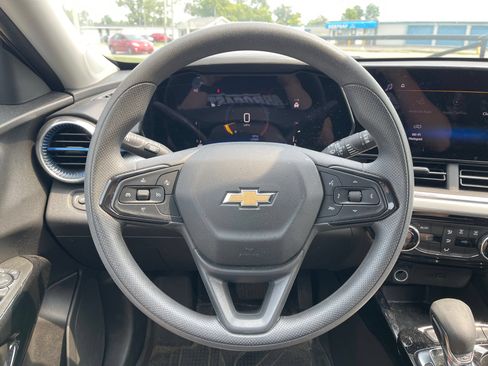 Used 2025 Chevrolet Trax LT FWD image 10