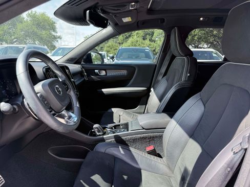 Used 2019 Volvo XC40 T4 R-Design FWD image 11