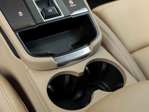 Certified 2025 Porsche Macan image 28