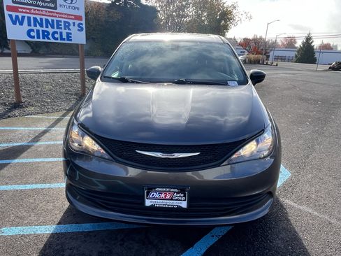 Used 2020 Chrysler Voyager L image 8