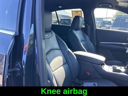 Used 2023 Cadillac XT4 Luxury w/ Cold Weather Package FWD image 22