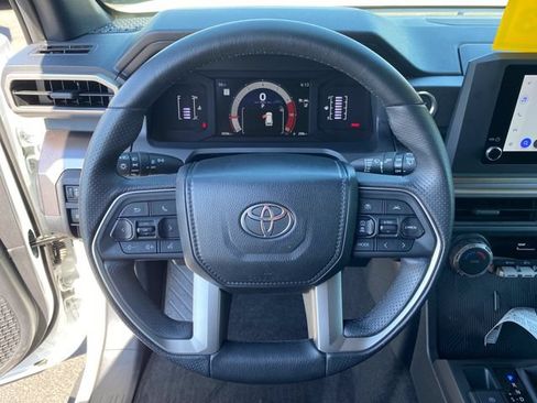 Used 2025 Toyota 4Runner SR5 AWD/4WD image 26