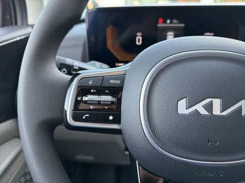 New 2026 Kia Carnival LX FWD image 32