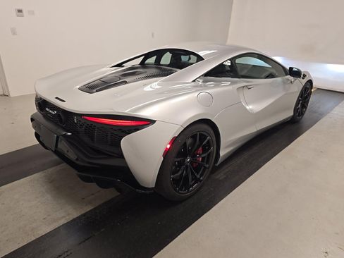Used 2023 McLaren Artura RWD image 4