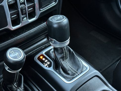 Used 2018 Jeep Wrangler Unlimited Sahara image 21