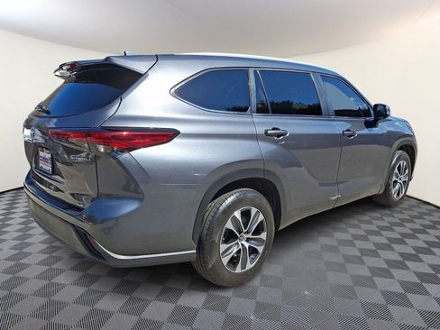 Used 2023 Toyota Highlander XLE FWD image 6